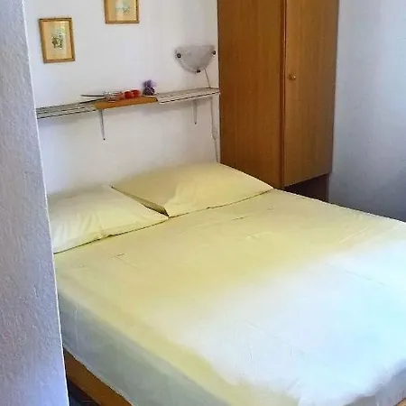 4 * Kukljica