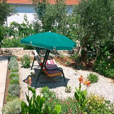Apartament 4 *