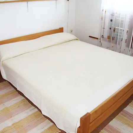 Apartament 4 *